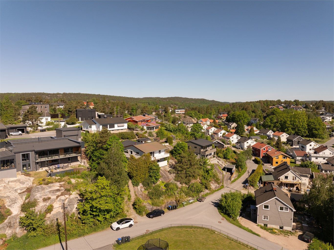 Adkomst til boligen skjer på trapp fra terrenget nedenfor. Det er ikke anlagt biloppstillingsplass på tomten. Gateparkering skjer etter områdets bestemmelser.
