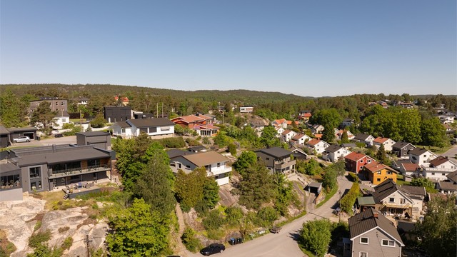 Adkomst til boligen skjer på trapp fra terrenget nedenfor. Det er ikke anlagt biloppstillingsplass på tomten. Gateparkering skjer etter områdets bestemmelser.