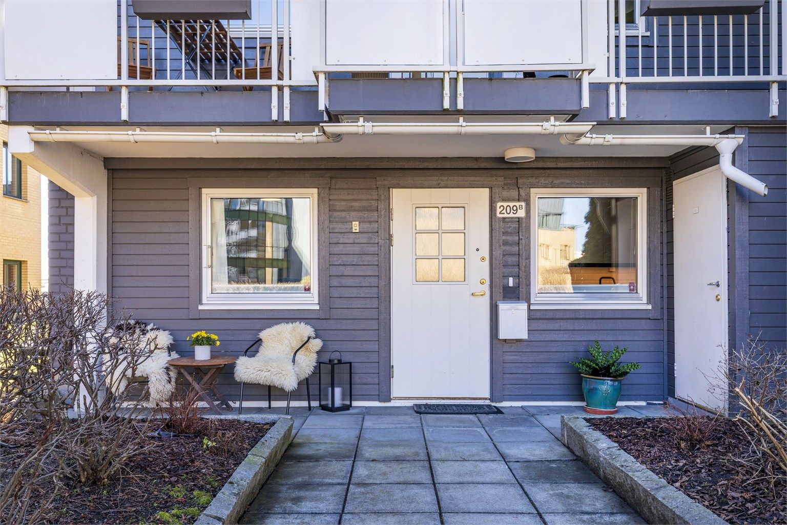 Leiligheten har adkomst via egen inngangsdør med koselig inngangsparti