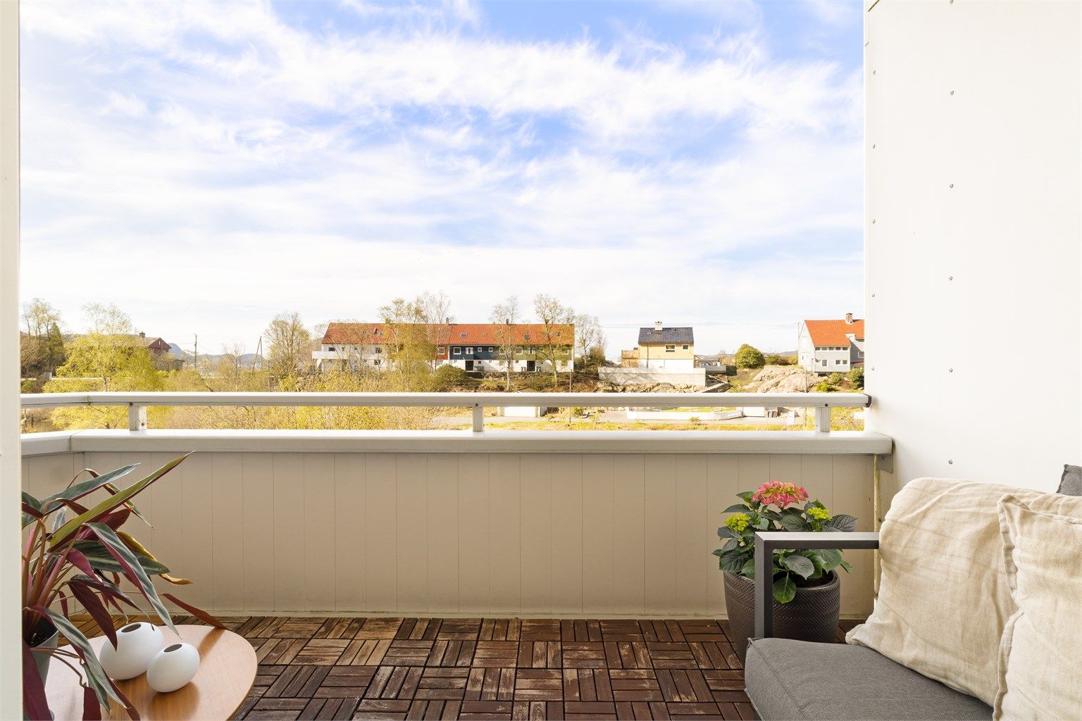 Fra stuen er det utgang til en flott balkong som måler ca. 7 kvm.