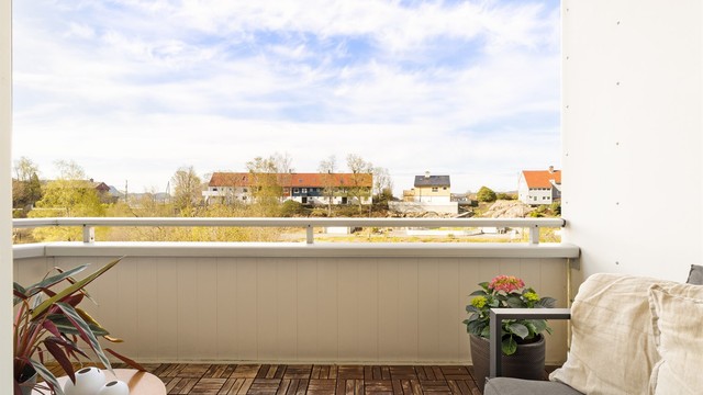 Fra stuen er det utgang til en flott balkong som måler ca. 7 kvm.