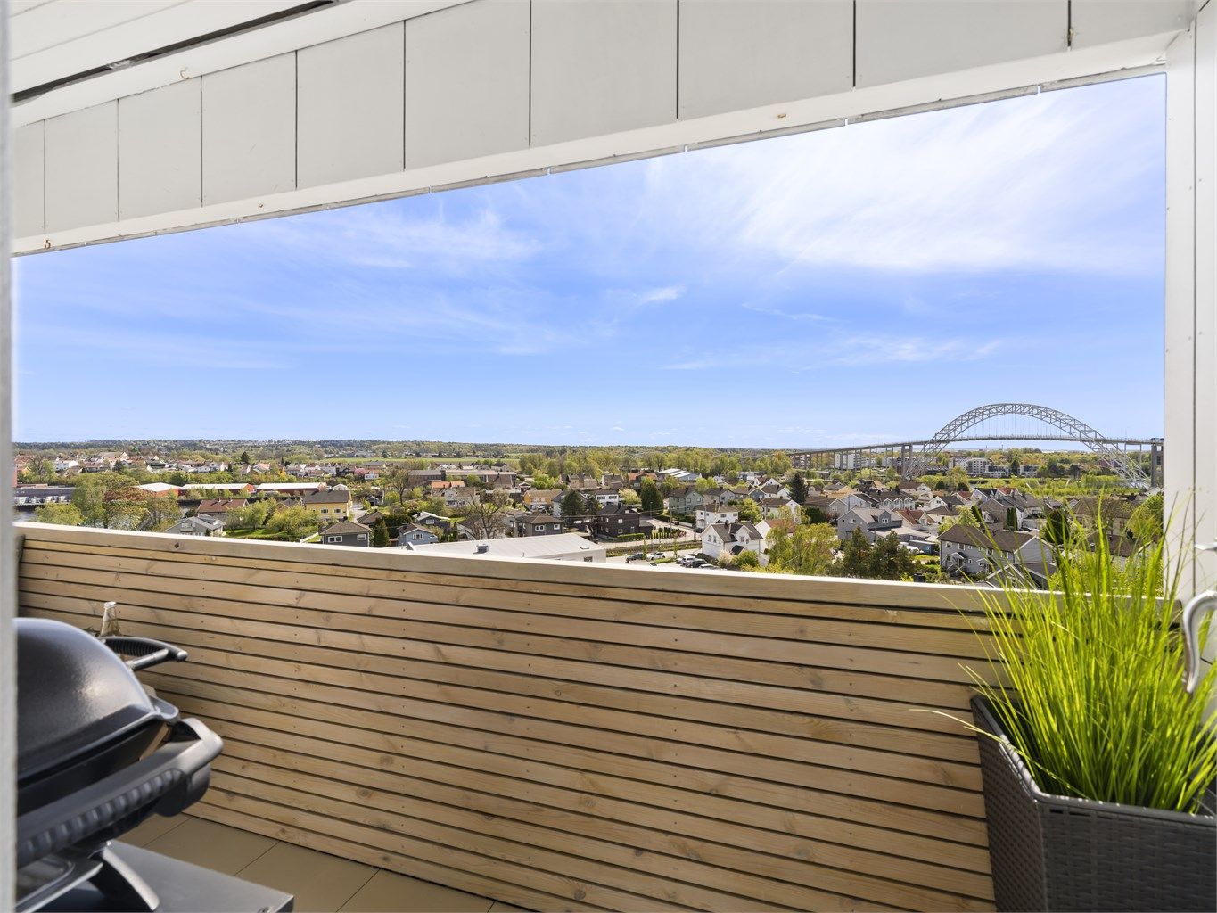 Ute som inne sees herlig utsikt til Østsiden og byens mest kjente landemerke - Fredrikstadbrua.