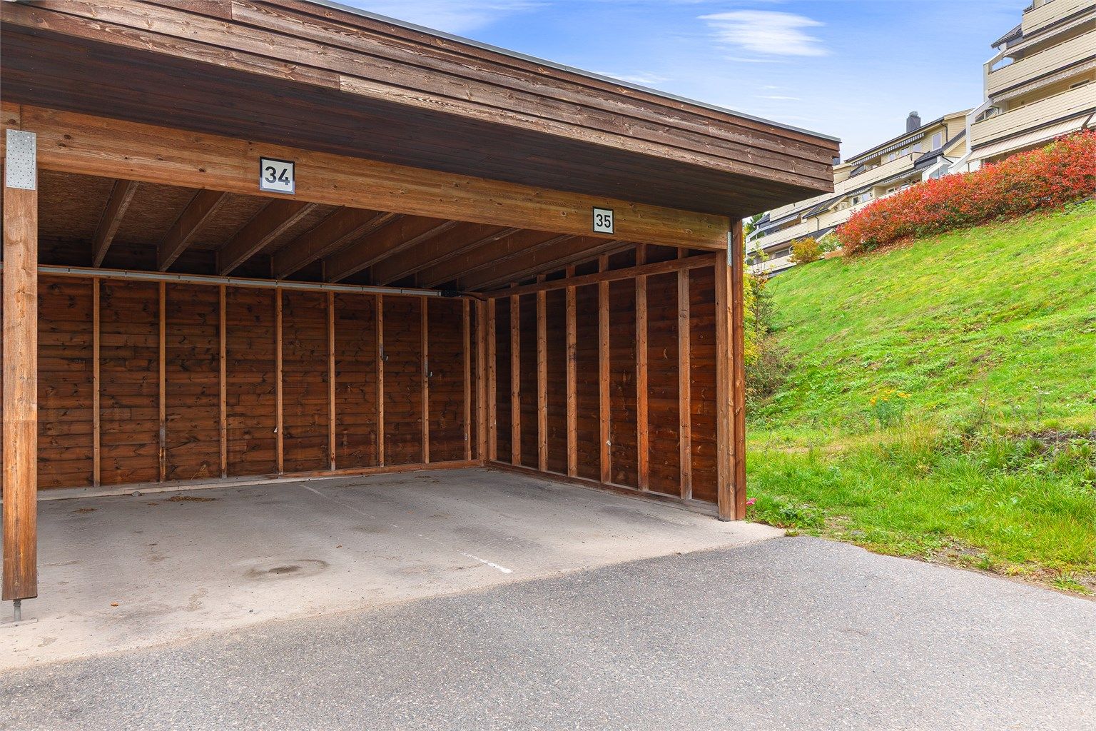 Parkeringsplass i felles carportanlegg like ved boligen - Opplegg for etablering av elbil-lader. 
