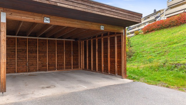 Parkeringsplass i felles carportanlegg like ved boligen - Opplegg for etablering av elbil-lader.
