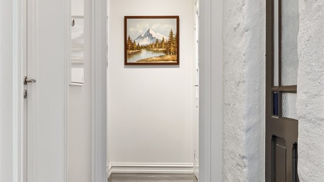Gangen binder sammen soverommene og badet med resten av leiligheten.