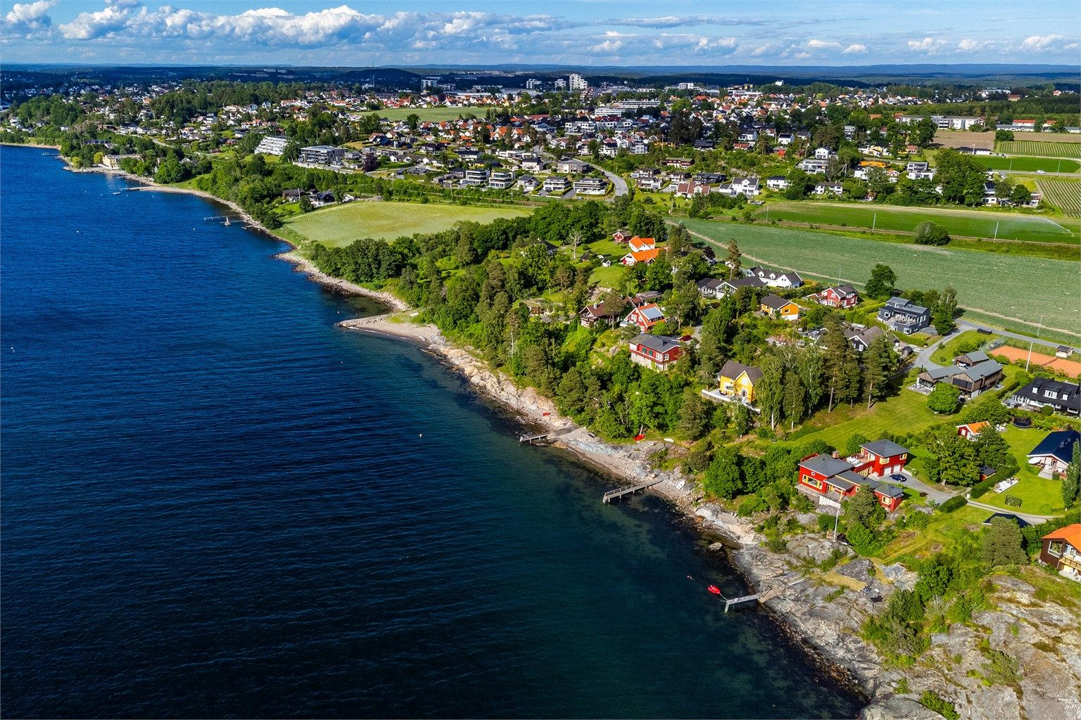 På ettertraktede Feste kan du bo meget landlig og samtidig nyte godt av praktisk nærhet til alt hverdagen krever.