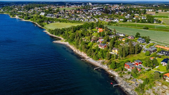 På ettertraktede Feste kan du bo meget landlig og samtidig nyte godt av praktisk nærhet til alt hverdagen krever.