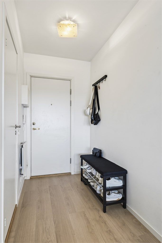 Lys og innbydende entré med god plass til oppbevaring.