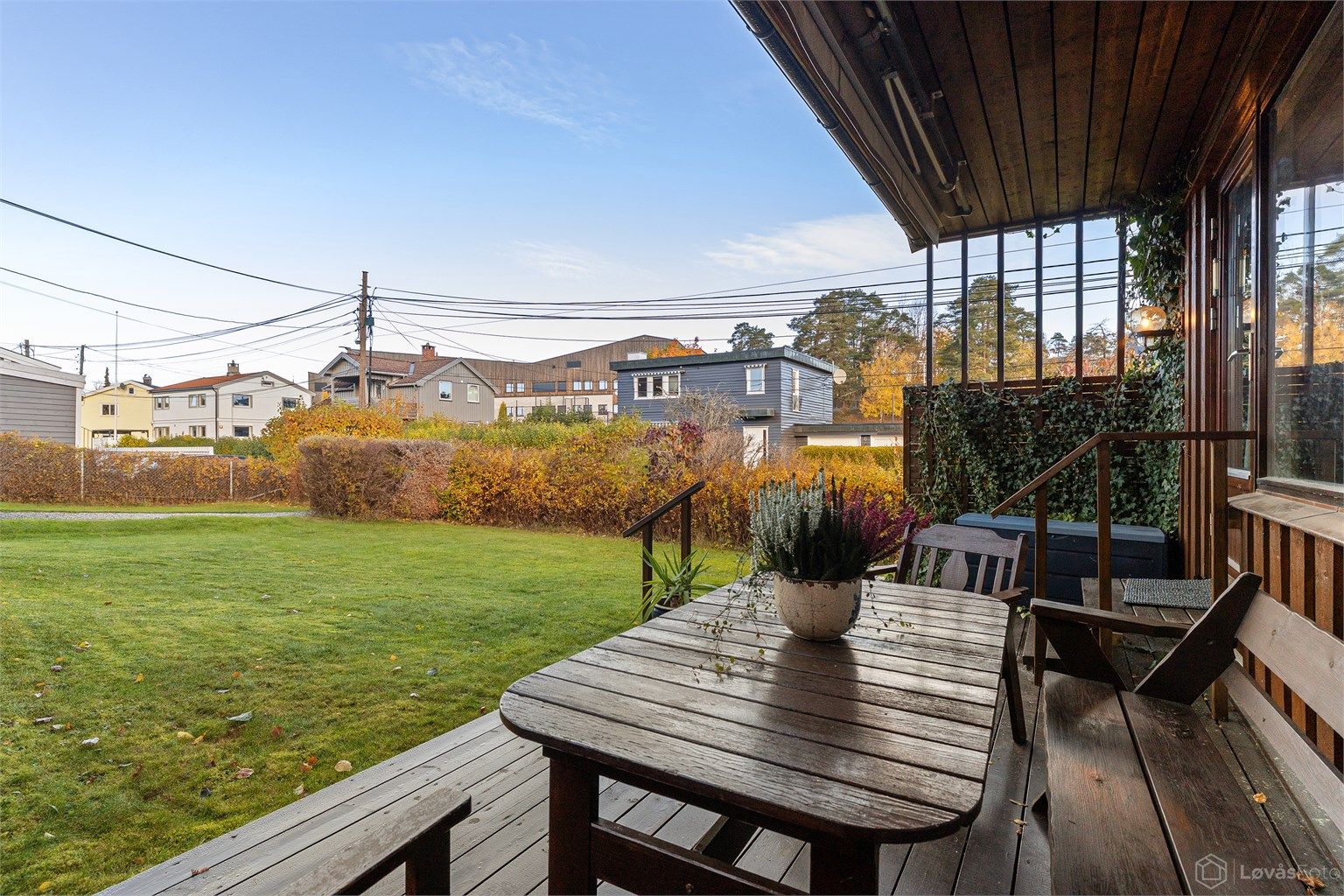 En hyggelig terrasse med gode møbleringsmuligheter og utsyn til den grønne hagen. Terrassen er utstyrt med både markise og utebelysning.