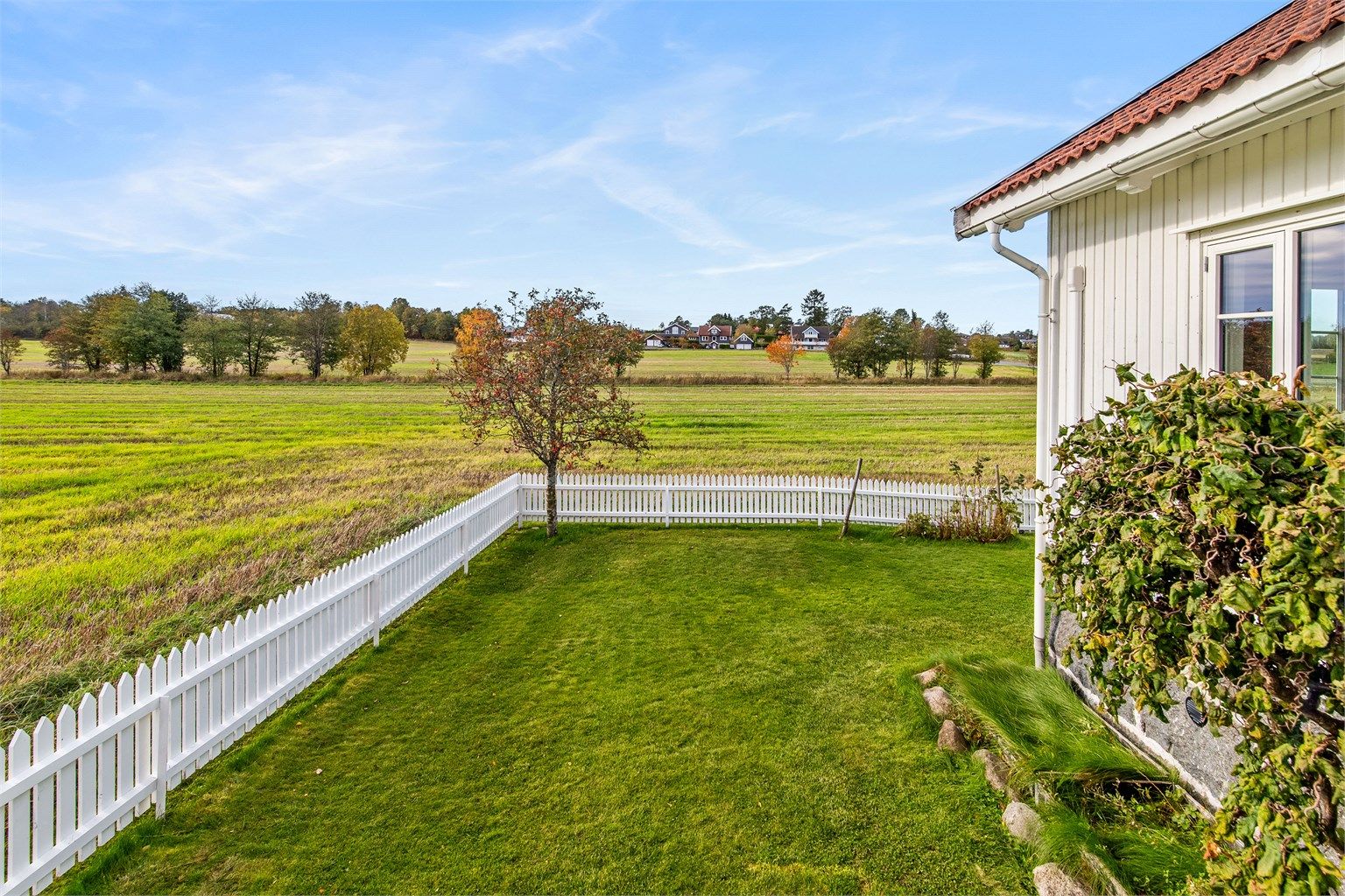 En velholdt eiendom med en idyllisk og landlig beliggenhet. ( bilde fra i høst )