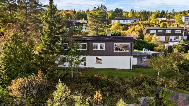Yttertaktekke på boligen ble skiftet i 2013 og vinduer i hovedetasjen har blitt skiftet i perioden 2006-2022.