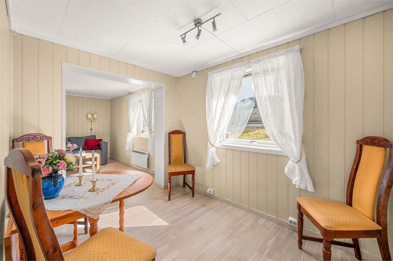 Stuen i 1. etasje oppleves som lys og luftig med gode lysforhold.