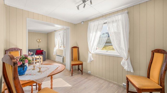 Stuen i 1. etasje oppleves som lys og luftig med gode lysforhold.