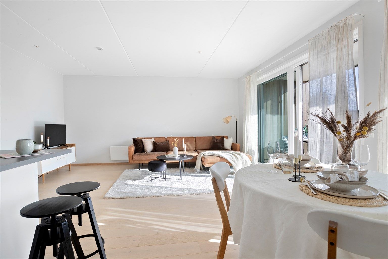 Den åpne romløsningen gir fleksibilitet og flere møbleringsmuligheter.