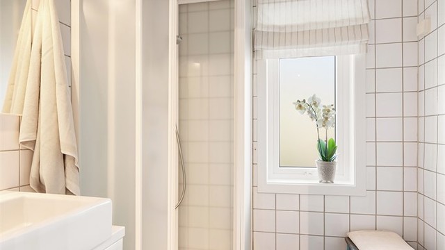 Badet er utstyrt med dusjkabinett, toalett og vindu for dagslys.