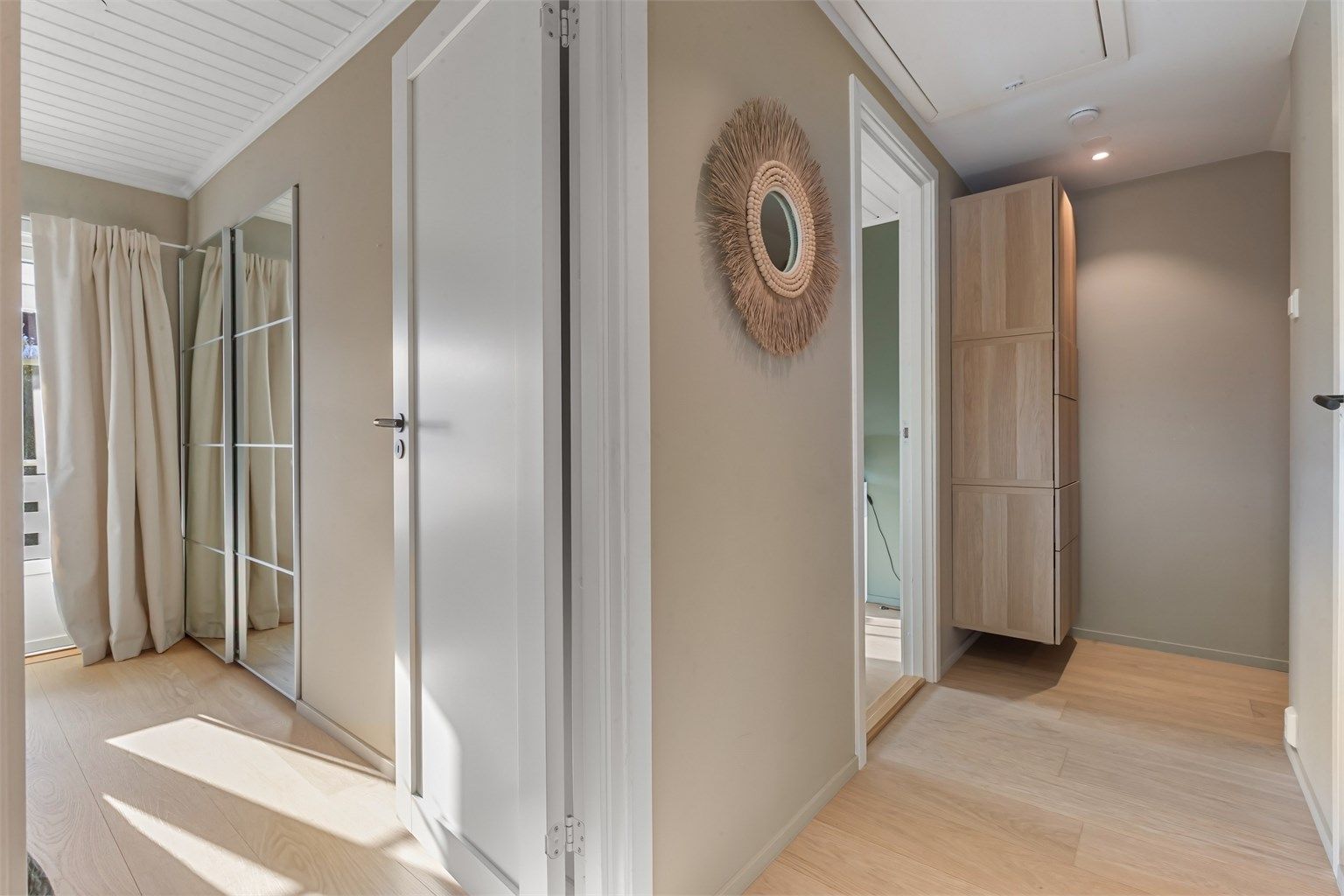 I boligens andre etasje finner dere soveromsavdelingen med tre gode soverom og bad