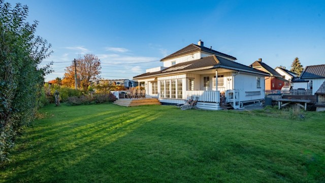 Herskapelig enebolig i populært område på Kjeller. Rolig, barnevennlig område nær skoler for store og små