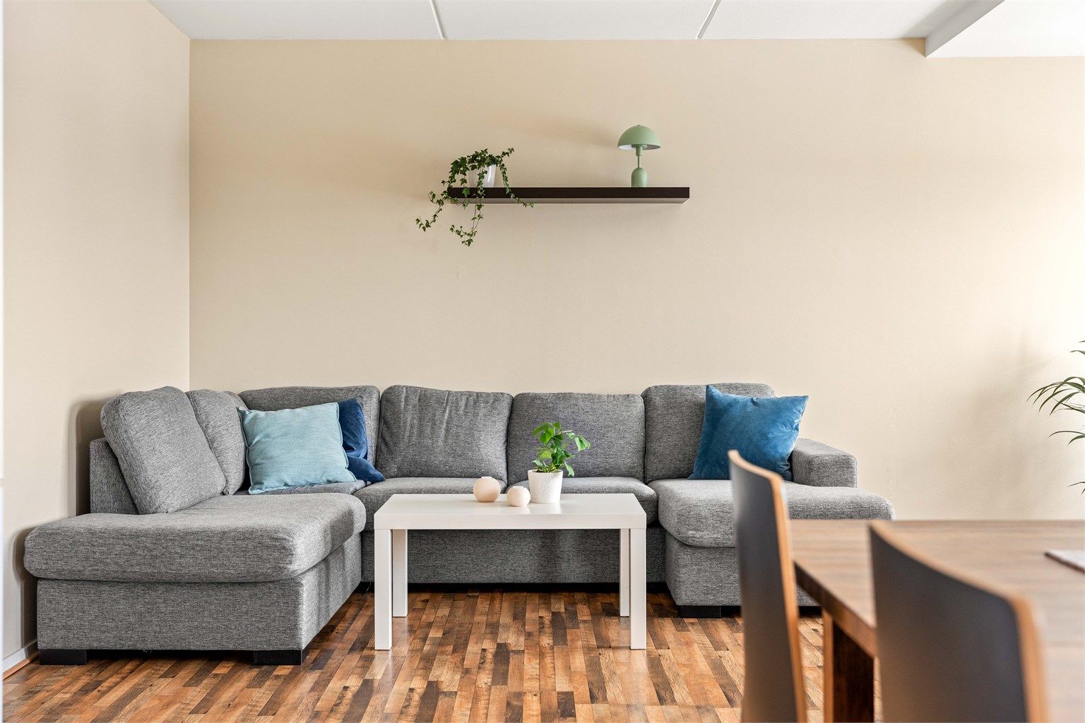 Den åpne løsningen gir en lys og sosial sone med god plass til både sofagruppe og spisebord.