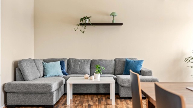 Den åpne løsningen gir en lys og sosial sone med god plass til både sofagruppe og spisebord.