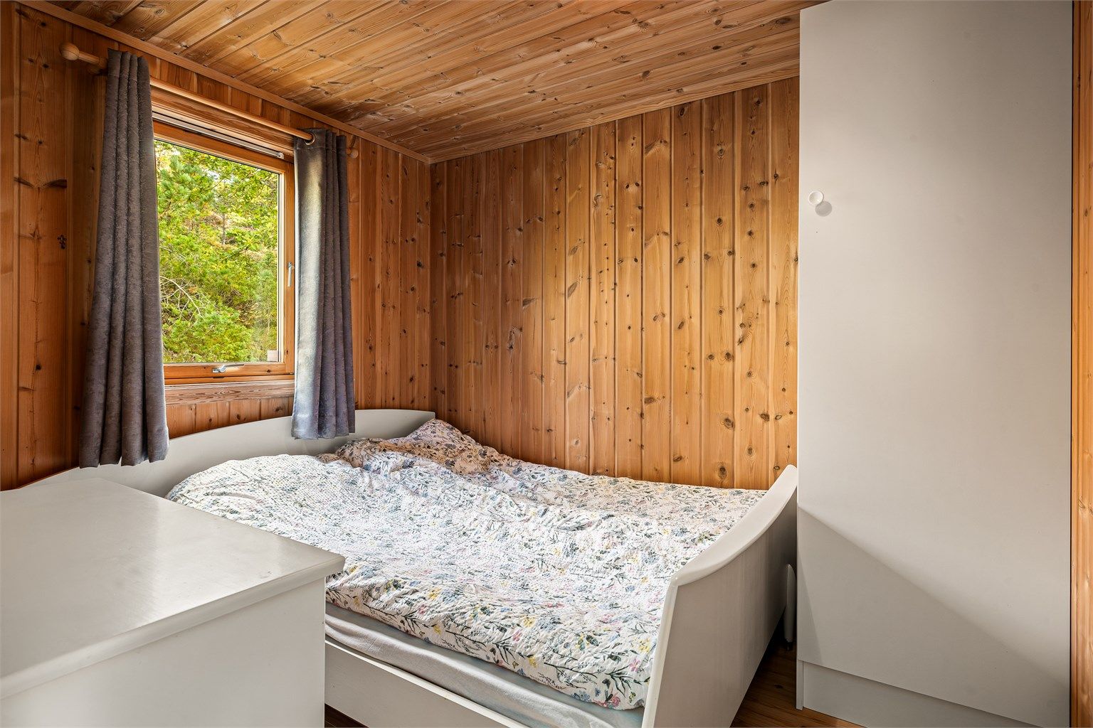 Soverom i tilbygg med tilleggende dusjbad har adkomst direkte fra terrassen.