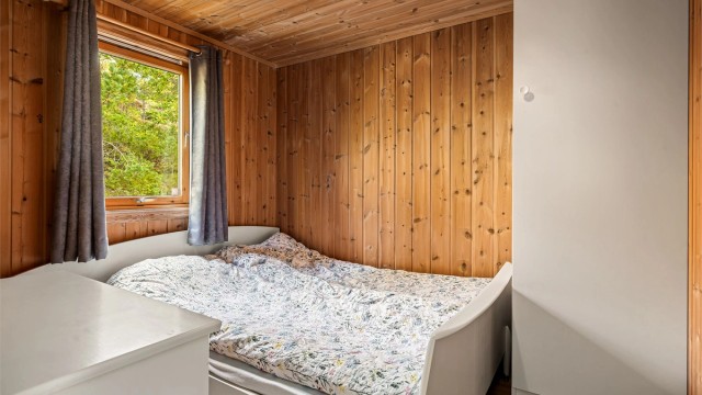 Soverom i tilbygg med tilleggende dusjbad har adkomst direkte fra terrassen.