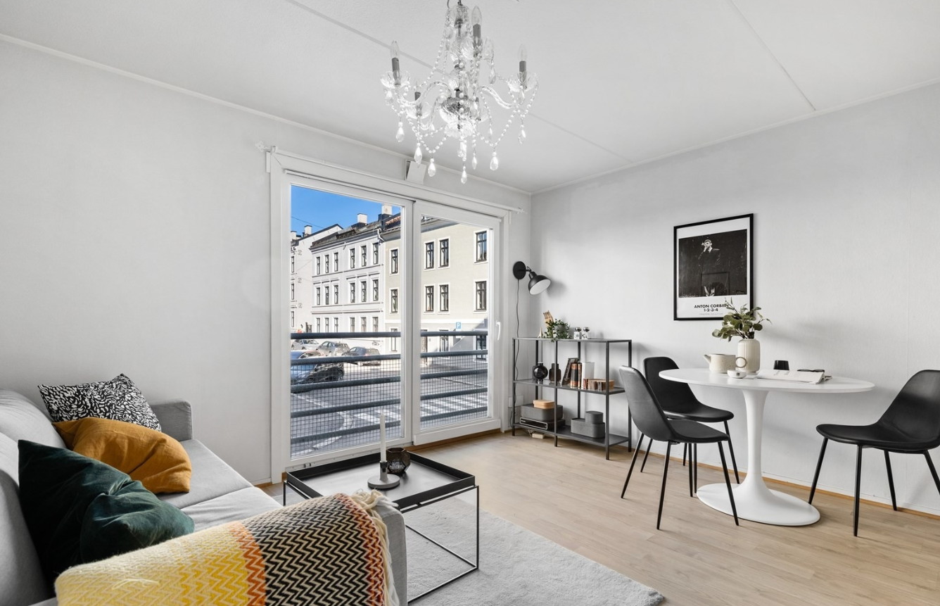 Flott og lys stue med god plass til sofagruppe og store vindusflater som slipper inn rikelig med dagslys.