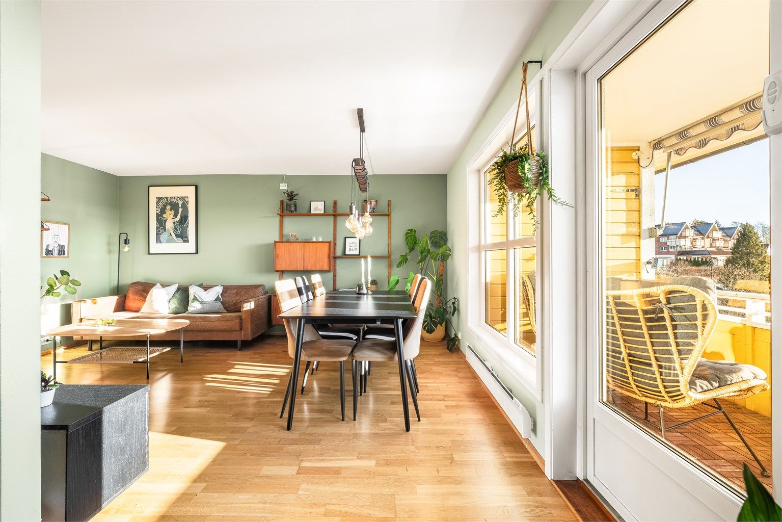 Bryggeriveien 30 presenteres av Atle Horvei i Krogsveen! Vinduer henvendt i sydlig retning fyller stuen med både solstråler og mye naturlig lys gjennom dagen.