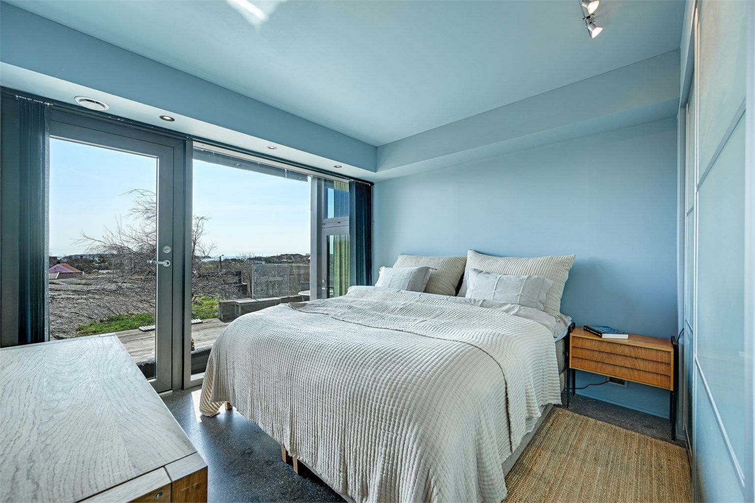 Det andre soverommet i første etasje har også direkte utgang til den store, sørvendte terrassen. 