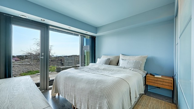 Det andre soverommet i første etasje har også direkte utgang til den store, sørvendte terrassen.