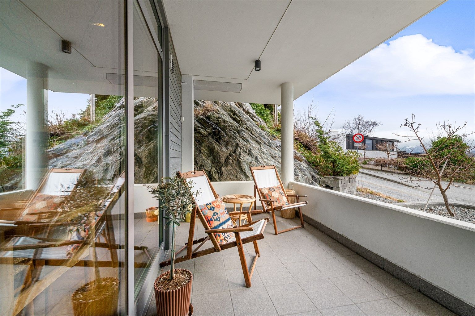 Flislagt og overbygd terrasse med takbelysning