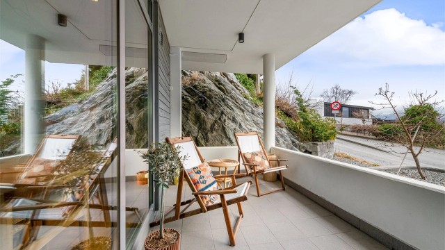 Flislagt og overbygd terrasse med takbelysning