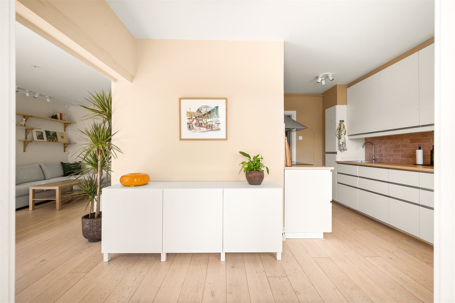 Leiligheten er malt i tidsriktige og moderne farger.