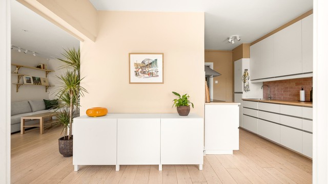 Leiligheten er malt i tidsriktige og moderne farger.