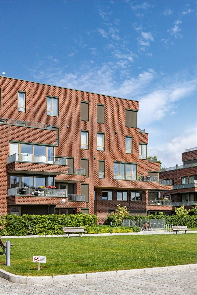 Bygget har en moderne arkitektur med fasader i teglstein. Prosjektet Urban Villas mottok Murverksprisen i 2022.