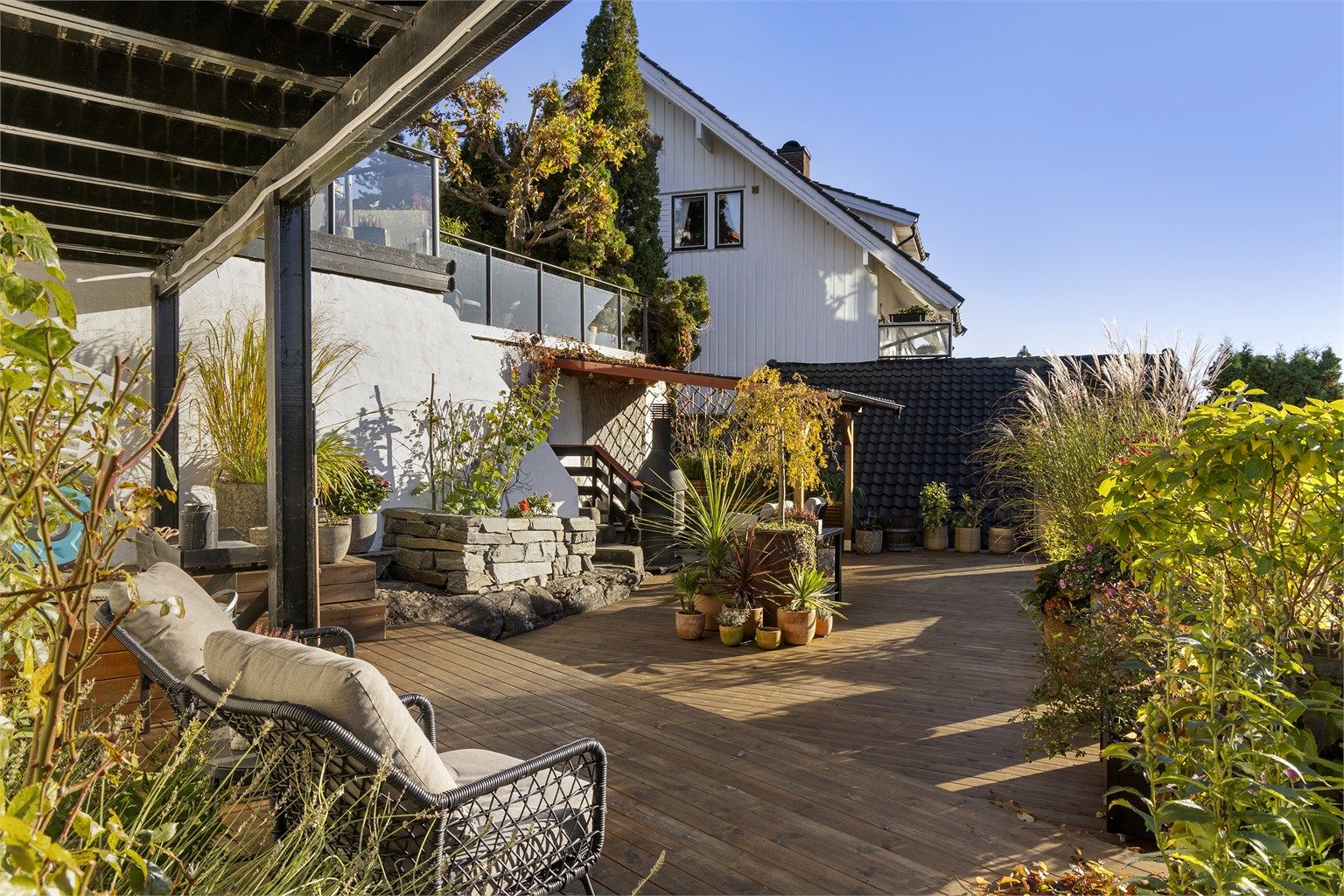 Den nedre terrassen er på ca. 81 m² og gir en skjermet uteplass.