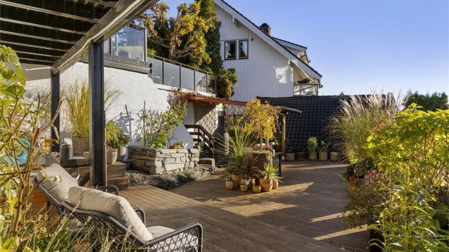 Den nedre terrassen er på ca. 81 m² og gir en skjermet uteplass.