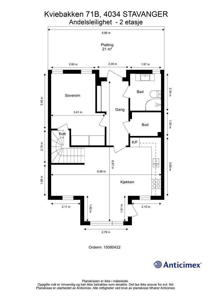 Leilighetens første plan rommer entré, bad, soverom, bod og et stort kjøkken med spiseplass.