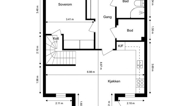 Leilighetens første plan rommer entré, bad, soverom, bod og et stort kjøkken med spiseplass.
