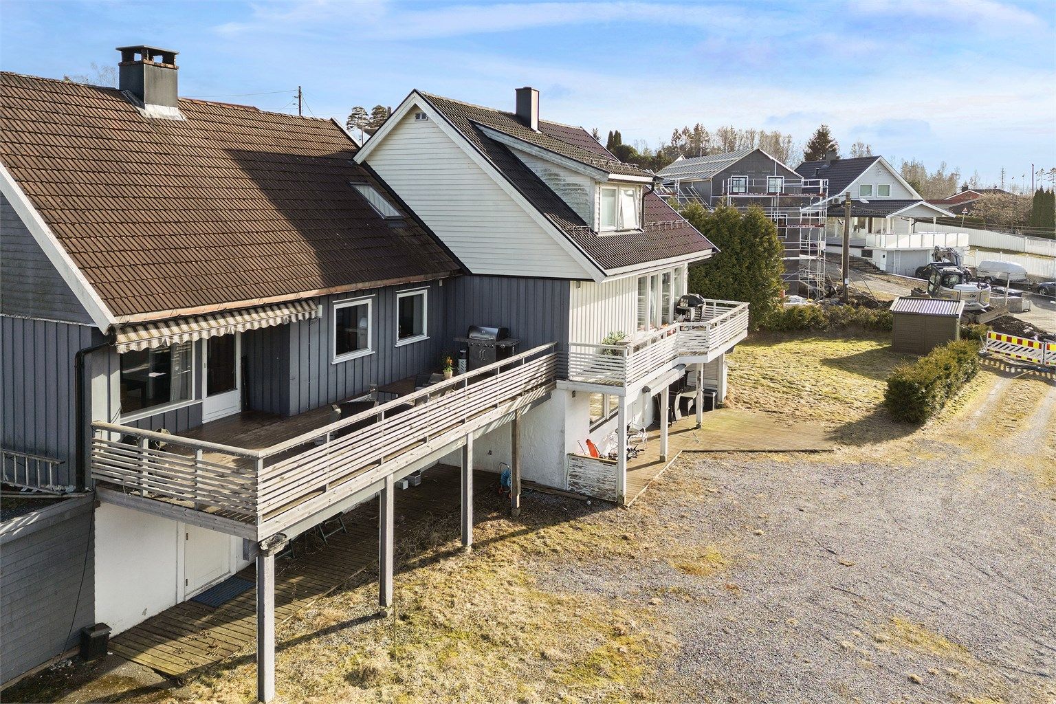 Romslig vestvendt veranda med utsikt