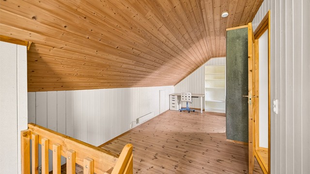 Loftstuen innehar et soverom samt loftetasje.