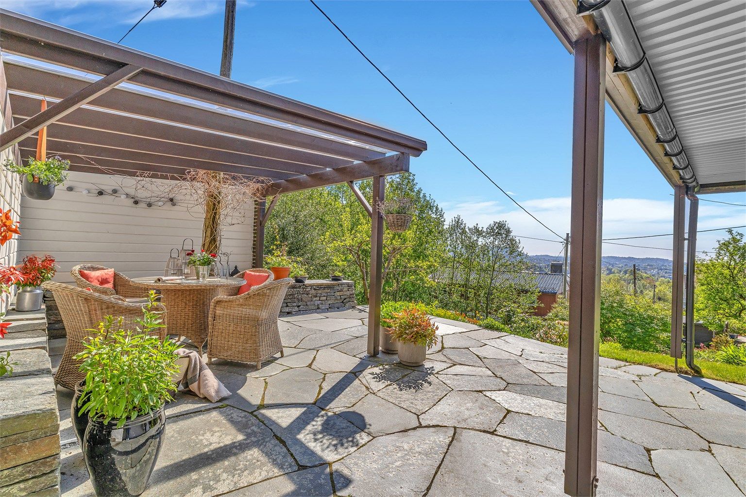 1/2 av tomannsbolig på Paradis med nydelig opparbeidet hage og fine uteområder. Sørvendt lun og skjermet skiferbelagt uteplass på ca. 41 kvm. 