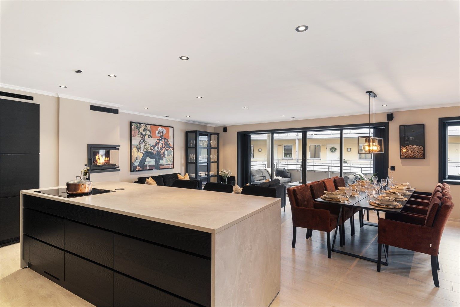 Kjøkkenøyen komplementerer innredningen og gir ekstra med oppbevaring- og benkeplass i tillegg til en naturlig avgrensning mot rommet. Det er nedfelt stikkontakt i kjøkkenøyen 