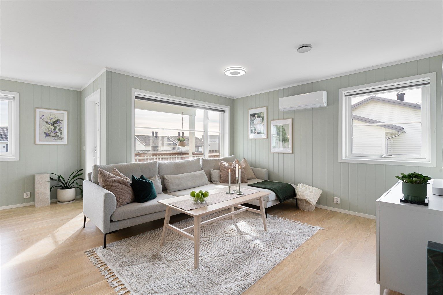 Lys og fin stue med plass til sofagruppe