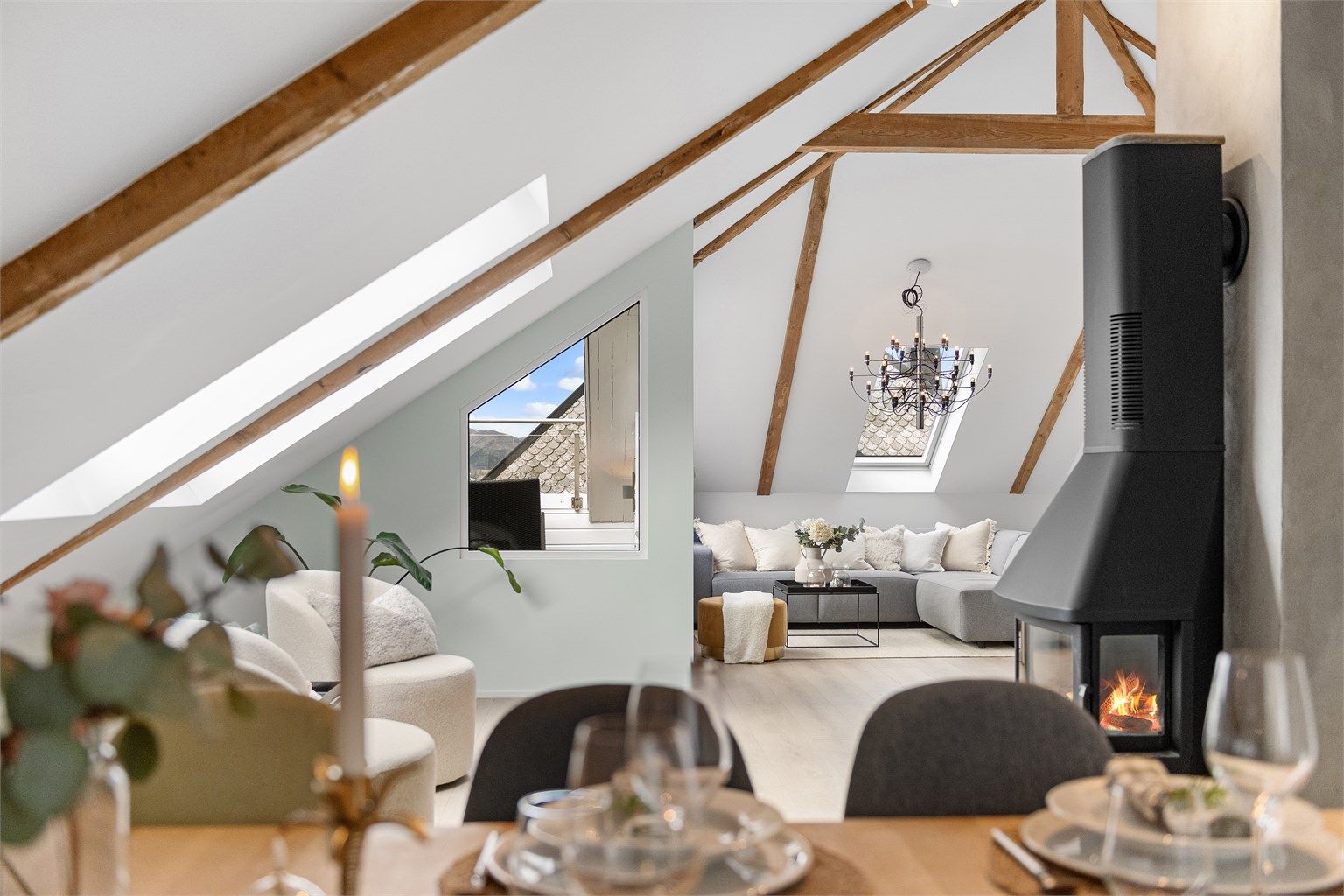 Utsikt fra spisestuen mot stuen og terrassen utenfor.