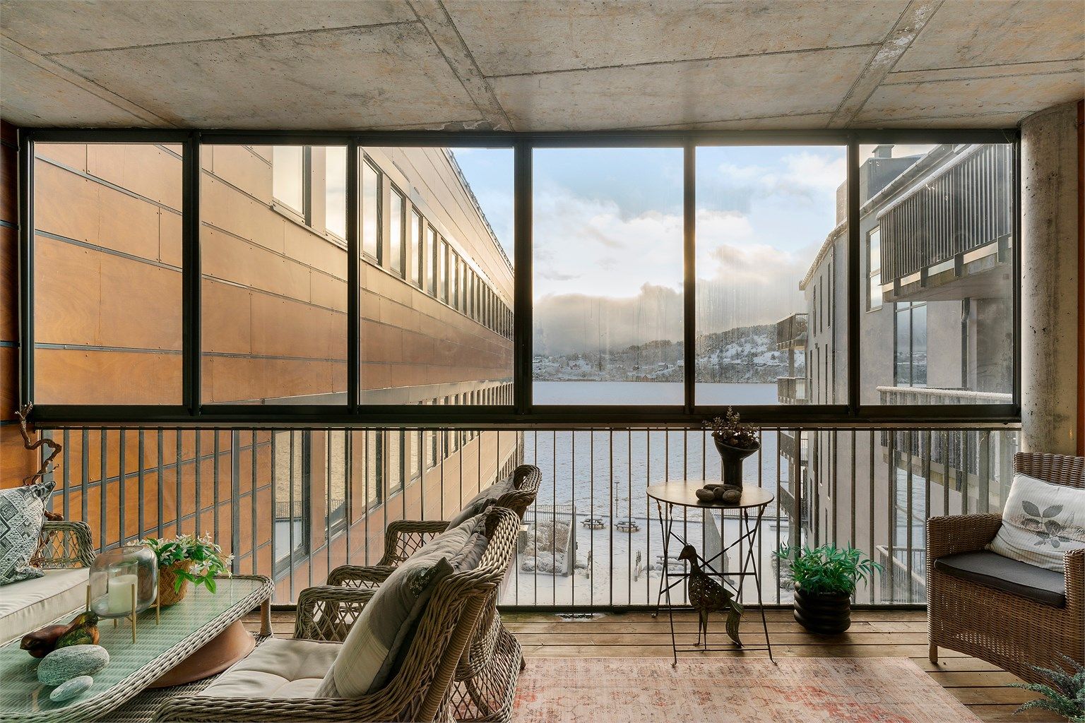 Leiligheten ligger i 4. etasje og det medfølger fast parkeringsplass, med heistilkomst opp til leiligheten - her ligger det meste til rette for en enkel hverdag