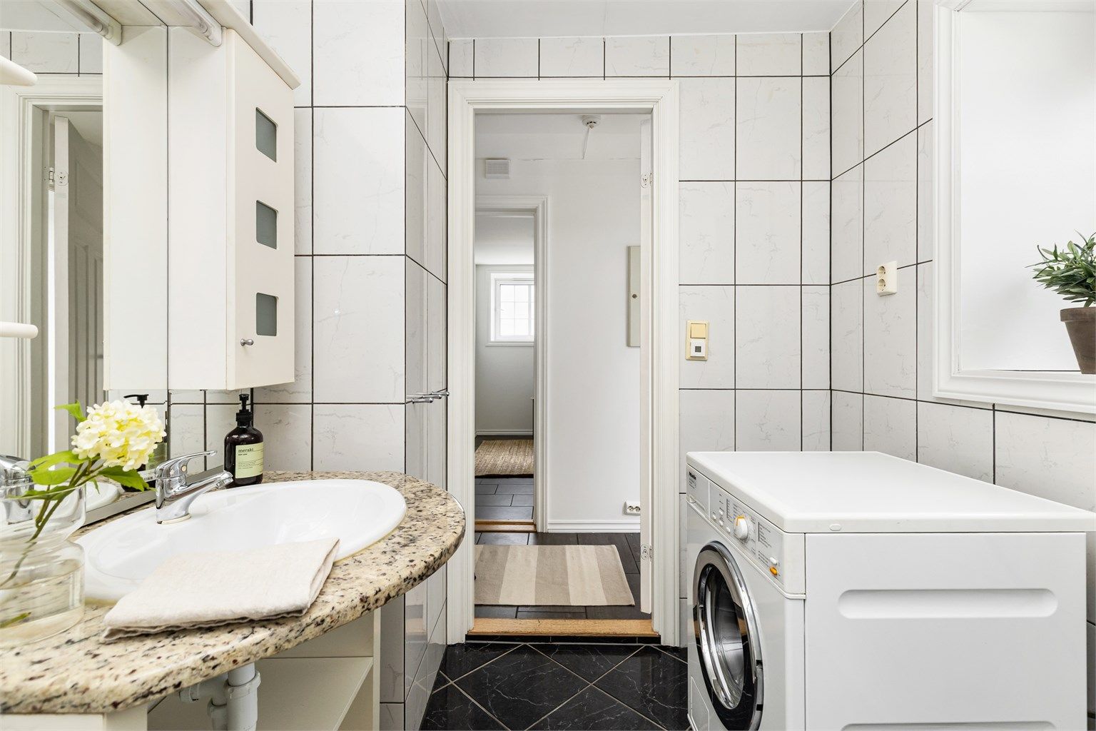 Badet er funksjonelt med opplegg for vaskemaskin.