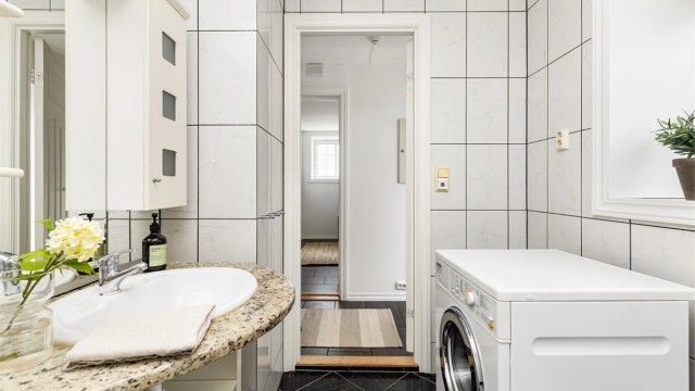 Badet er funksjonelt med opplegg for vaskemaskin.