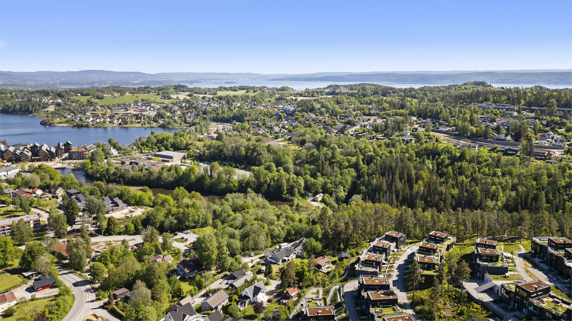 Heggedal sentrum har gjennomgått en omfattende utvikling og har et variert tilbud med butikker, restauranter, kafeer og nødvendige fasiliteter.