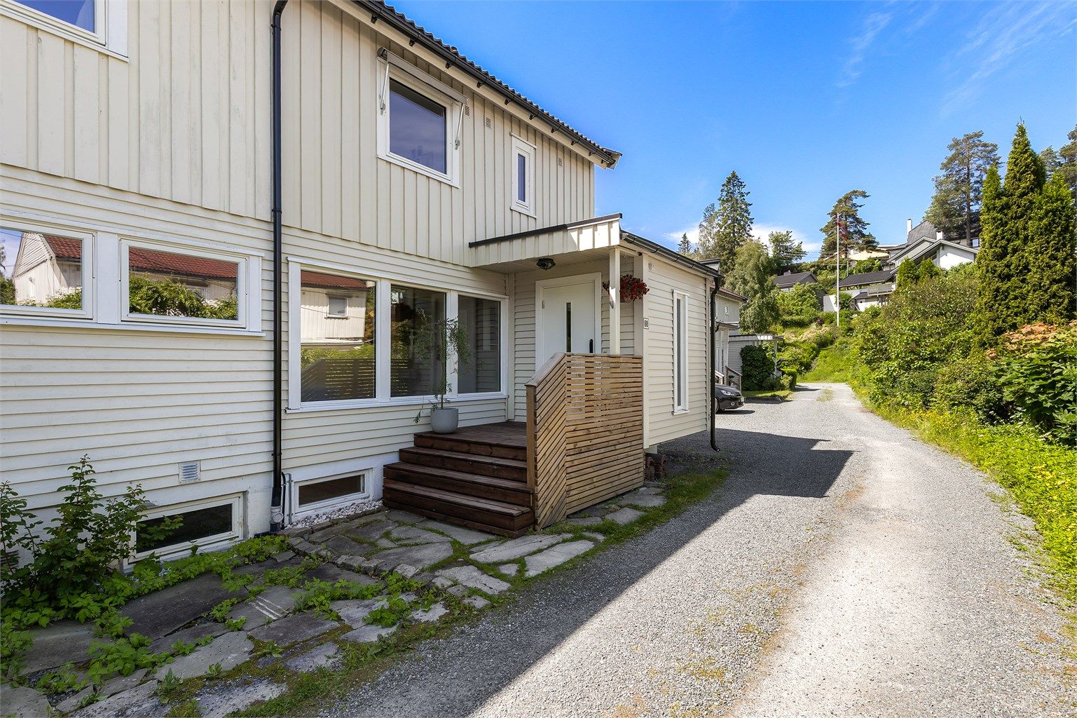 Eiertomt på 332 kvm. Tomt er opparbeidet med blant annet terrasse på terreng, plenarealer og andre forskjellige beplantninger.