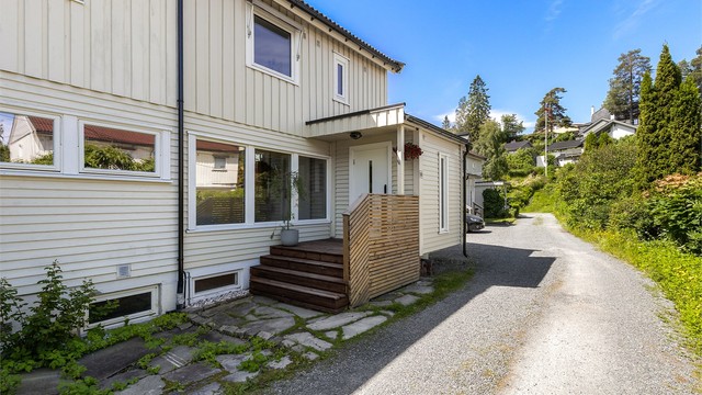 Eiertomt på 332 kvm. Tomt er opparbeidet med blant annet terrasse på terreng, plenarealer og andre forskjellige beplantninger.